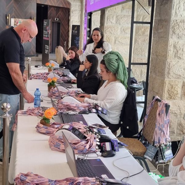 עיר הנדל"ן ירושלים 2023 דיילות